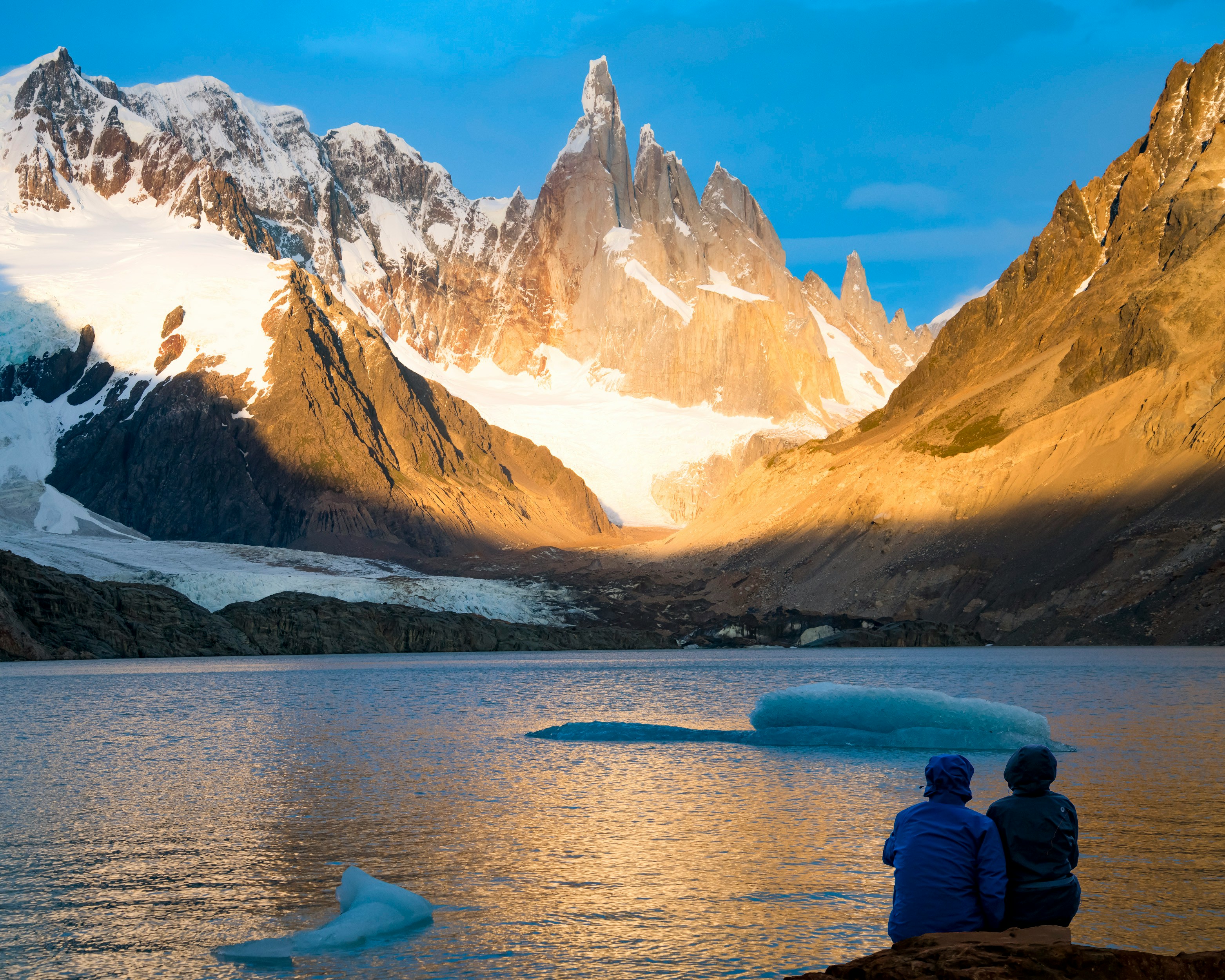 Koppel genietend van een adembenemend uitzicht op Torres del Paine in Patagonië tijdens een avontuurlijke huwelijksreis met KILROY.