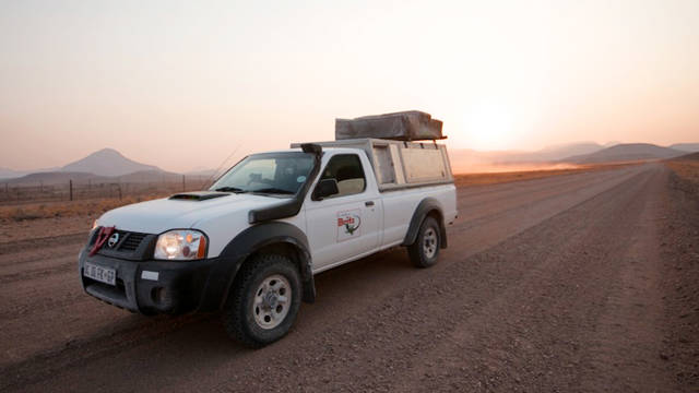 De 4WD met daktent op de weg in Zuidelijk Afrika | Camperhuur Afrika | KILROY
