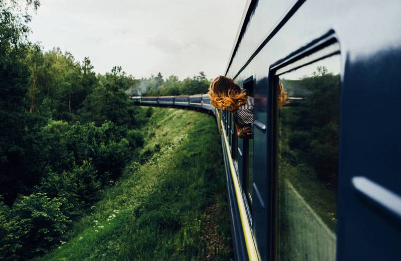 Vrouw in een rijdende trein kijkend uit een raam