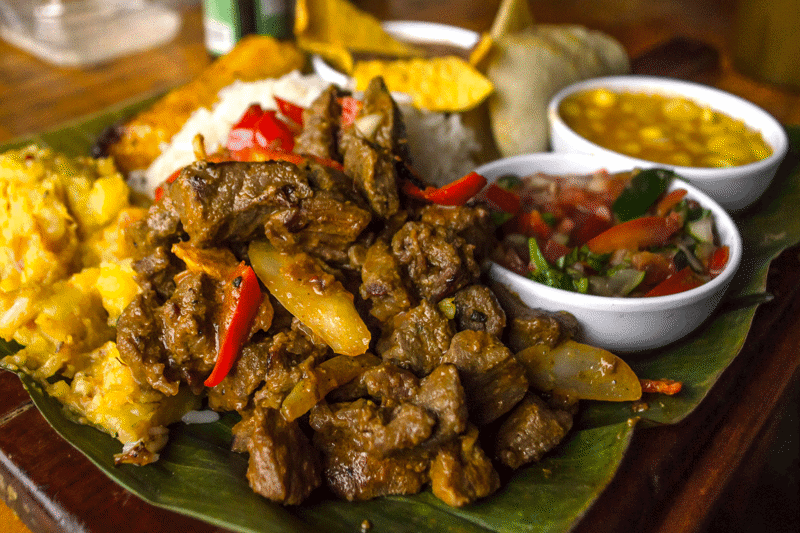 Typisch eten uit "Casado de Res" met beef, aardappel, tomaten salade, mais soep, rijst en nog veel meer