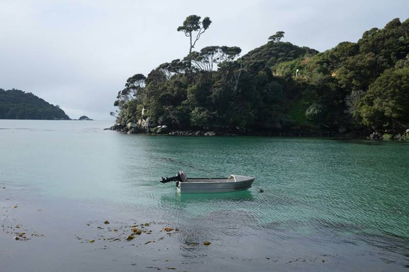 Bootje voor de kust van Stewart Island in Nieuw-Zeeland