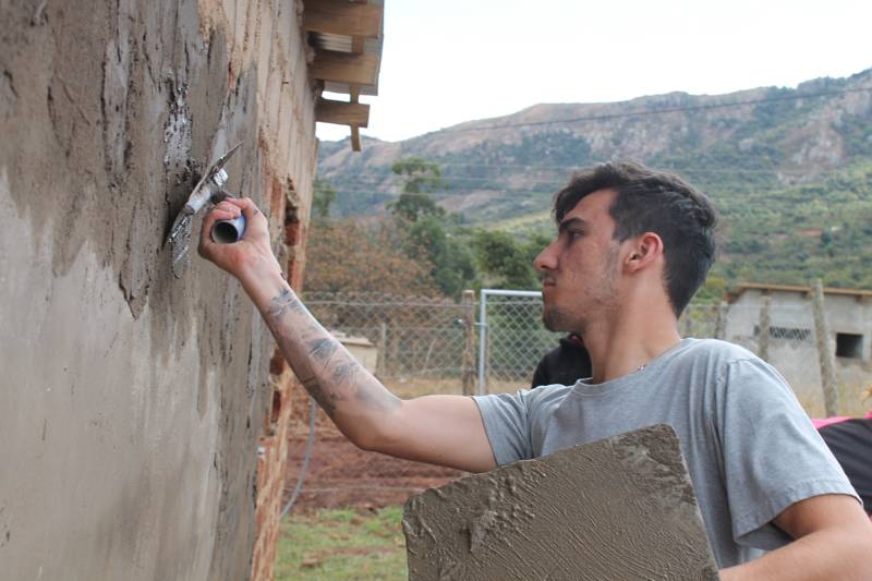 Vrijwilliger helpt een huis te bouwen in Afrika