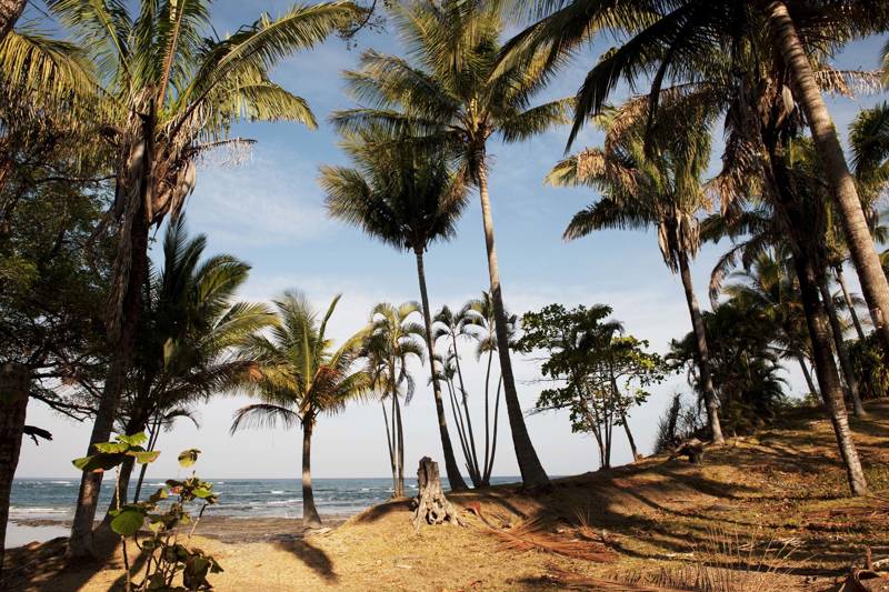 Drijvende moskee in de stad Kota Kinabalu op Borneo in Maleisië