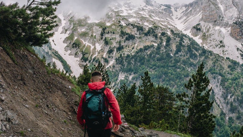 Hiken door de adembenemende landschappen van de Peak of the Balkan Trail.