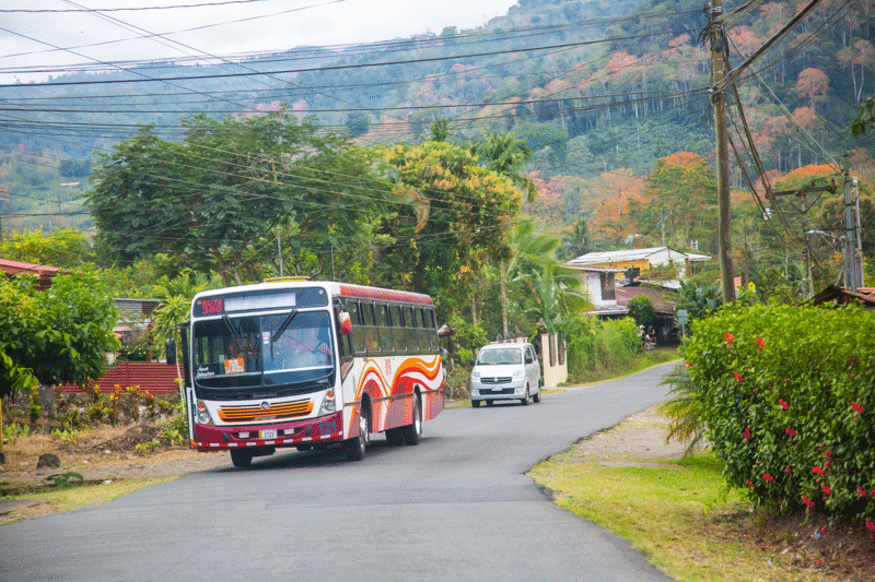 Bus die door Costa Rica rijdt