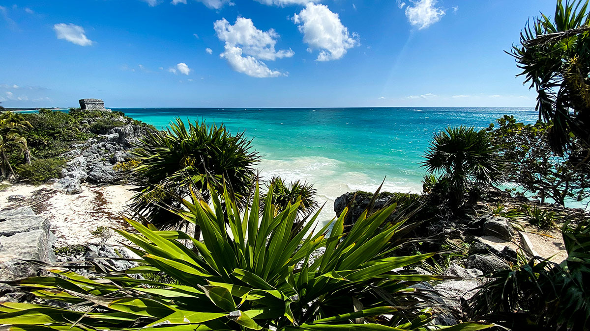 Uitzicht op de Maya-ruïnes van Tulum aan de turquoise Caraïbische Zee in Mexico, een populaire bestemming voor een groepsreis.