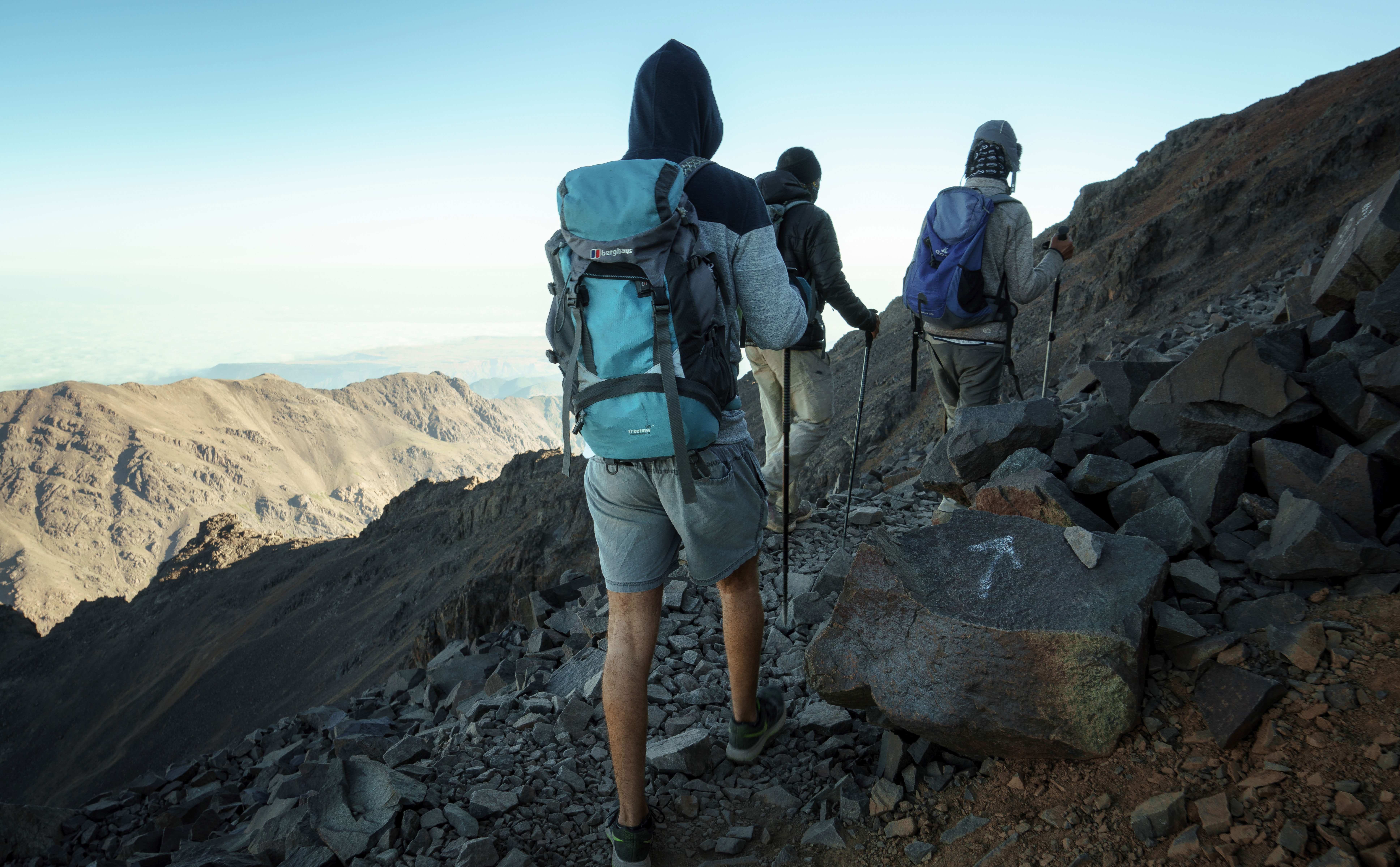 Hikers beklimmen Mount Toubkal in Morocco