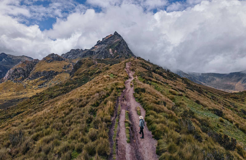 Man op een berg nabij Quito in Ecuador
