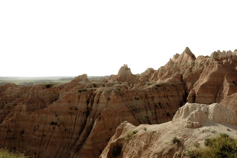 Ruige pieken van de badlands tegen een grijze lucht