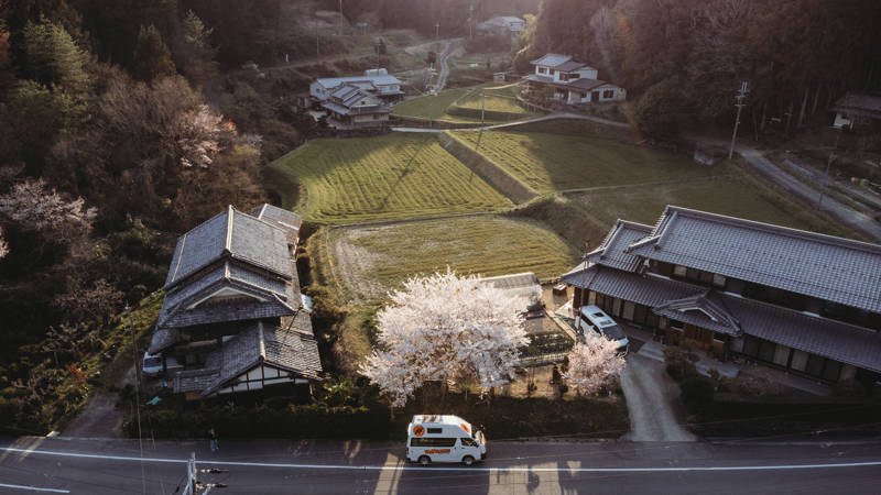 Campervan die door het platteland van Japan rijdt