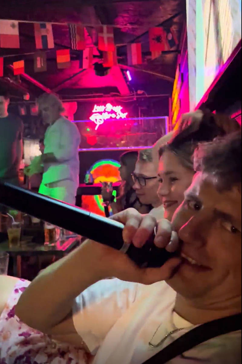 Man houdt een microfoon vast terwijl hij karaoke zingt in Japan