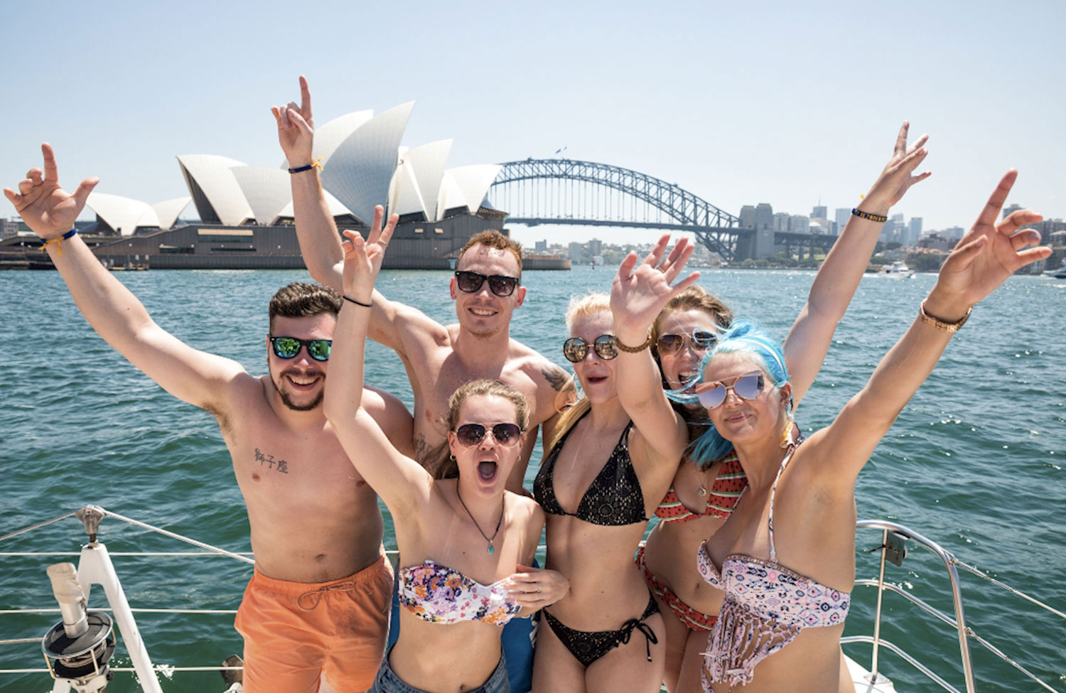 Verschillende jongeren op een boot tijdens een working holiday in Australië | Working Holiday | KILROY