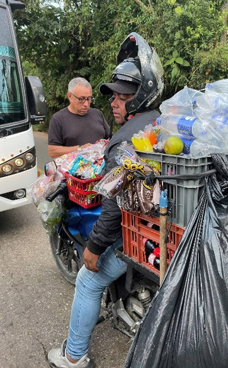 Liza koopt snacks van een man op een scooter tijdens haar langste busreis ooit in Colombia