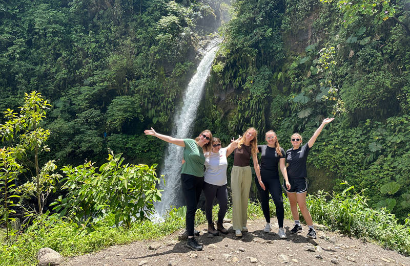 Groep meisjes voor kleine waterval in Maleisië