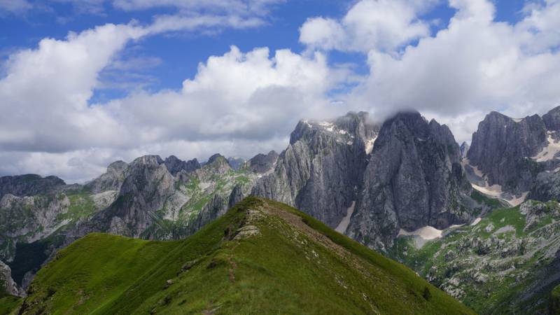Panoramisch uitzicht over de Peaks of the Balkan tijdens de Peaks of the Balkan Trails.