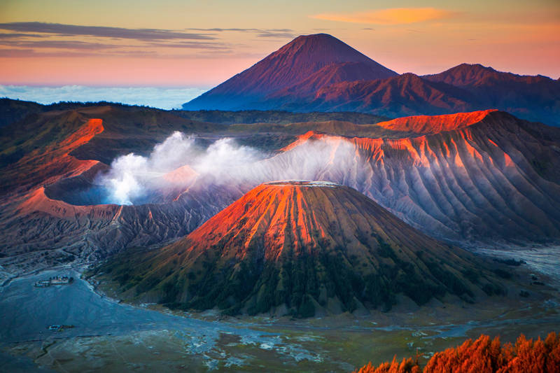 Mount Bromo tijdens de zonsondergang op het eiland Java in Indonesië
