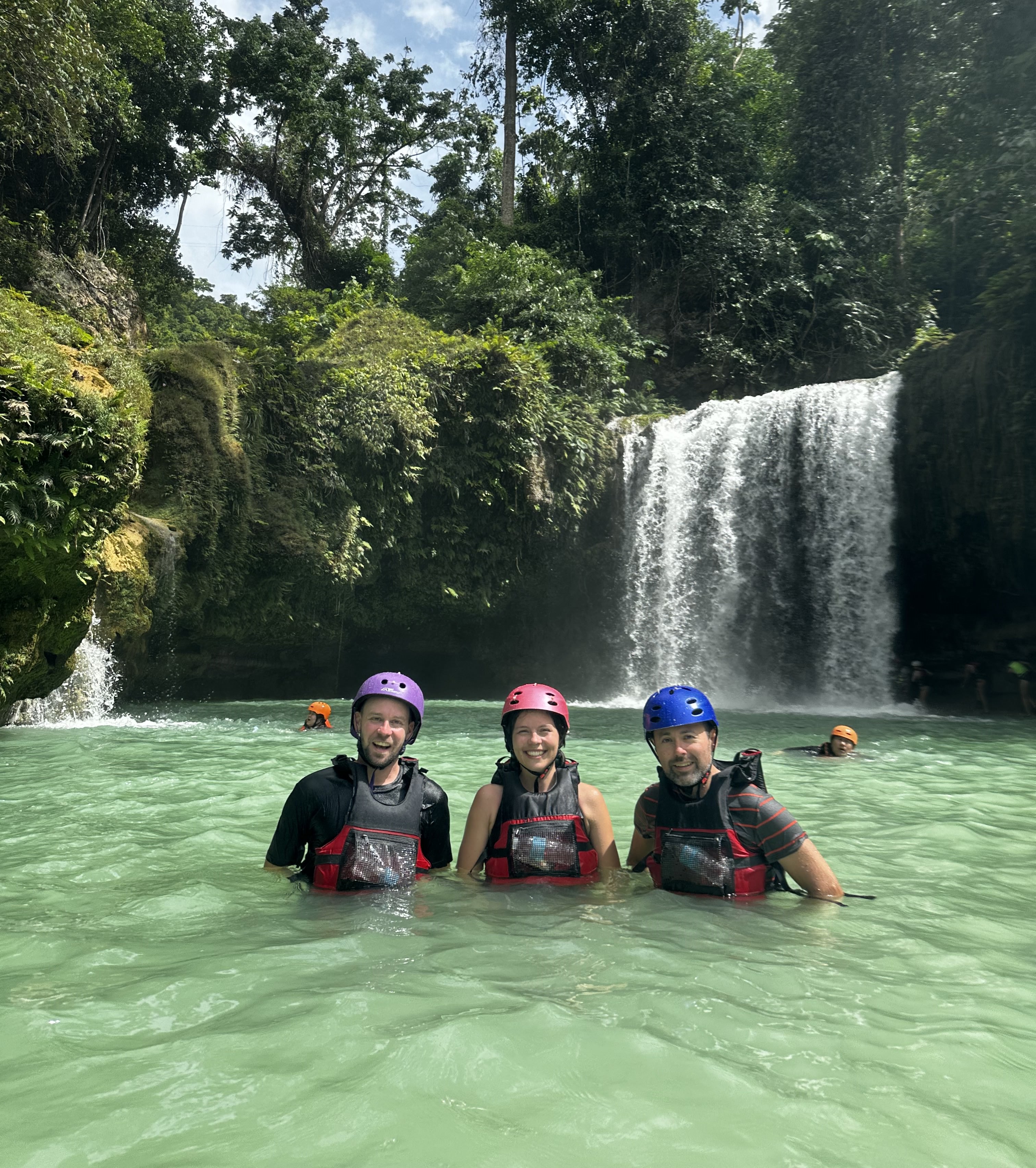 Groep jongvolwassenen in het water in de Filipijnen