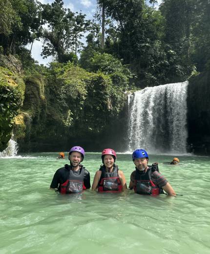 Groep jongvolwassenen in het water in de Filipijnen