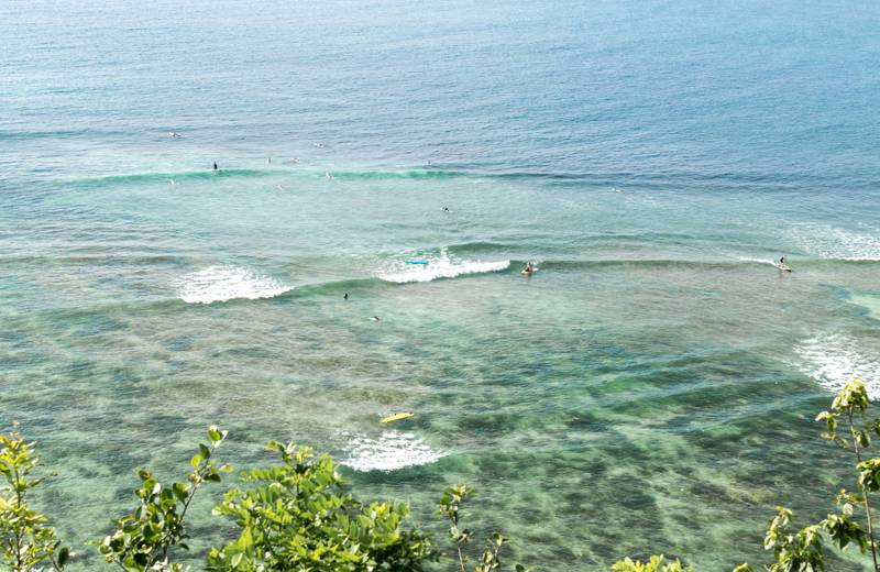 Groep surfers aan het surfen in de Oceaan bij Indonesië