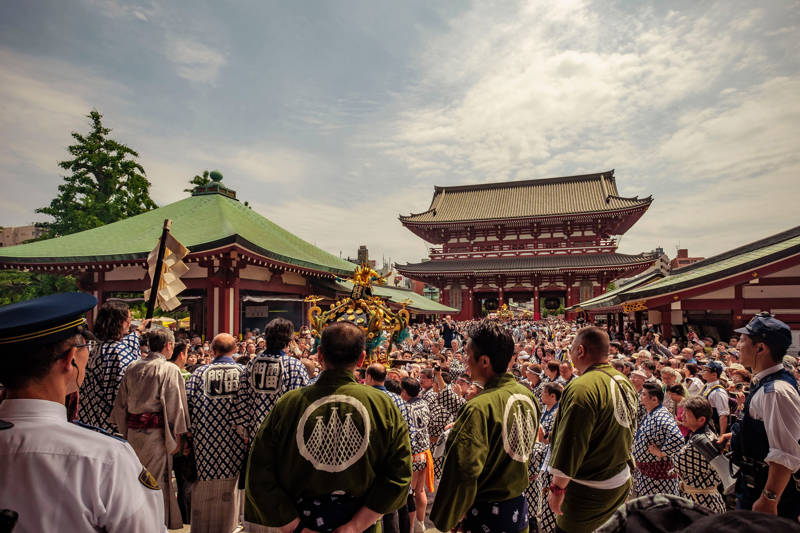 Grote menigte gekleed in traditionele kleding tijdens de Sanja Matsuri viering bij de Sensoji tempel in het centrum van Tokio