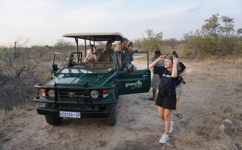 Een groep in een safariauto in het Kruger National Park
