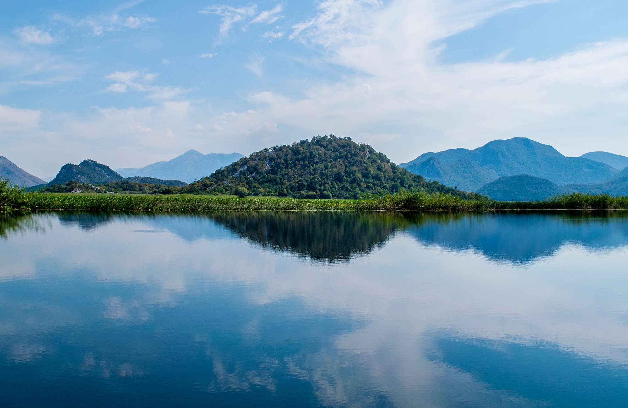Groen landschap naast de zee in Albanië