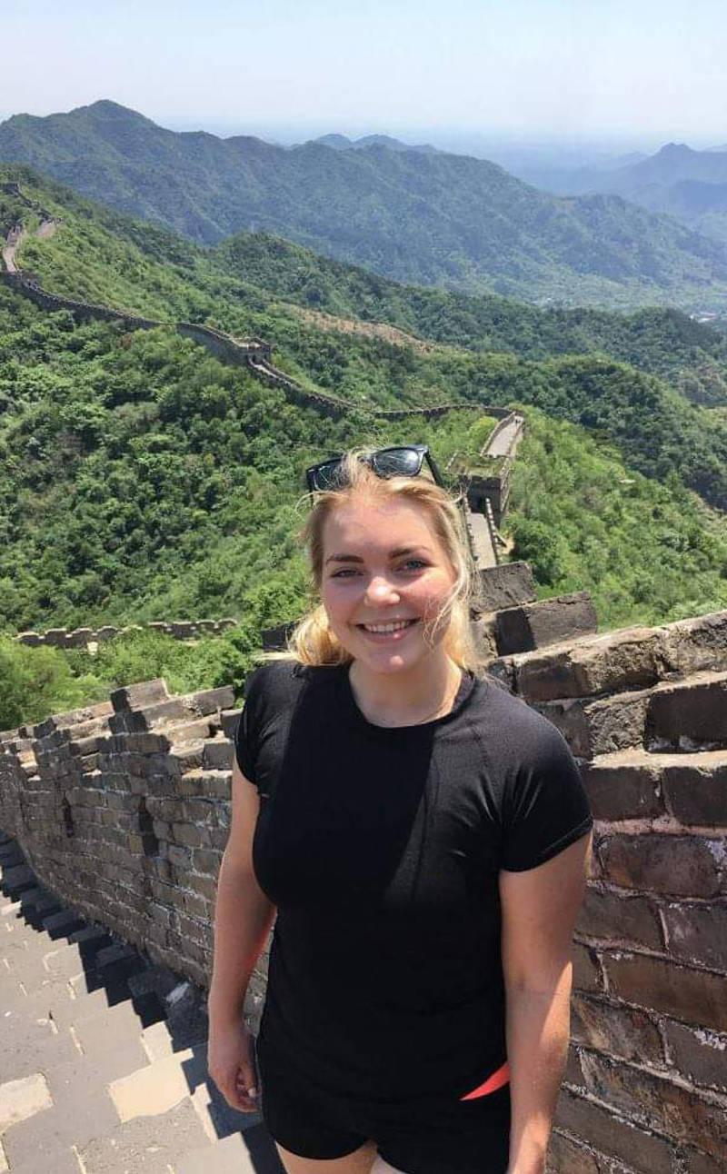 Lizzie al lachend op de Chinese muur