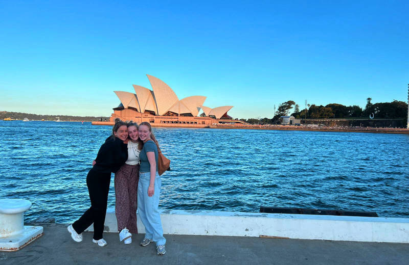 Amarins met twee vriendinnen die ze in Australië ontmoette, voor het Sydney Opera House