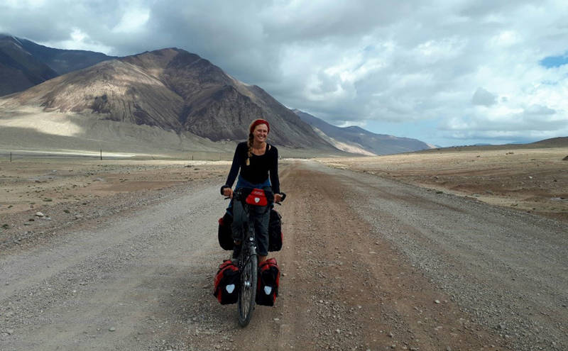 Reisspecialist Julie van KILROY België op een fietstocht door Kyrgyzstan