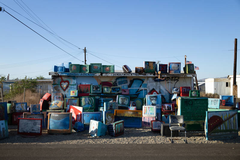 Kunstinstallatie van tv's aan de Salton Sea in Californië, VS