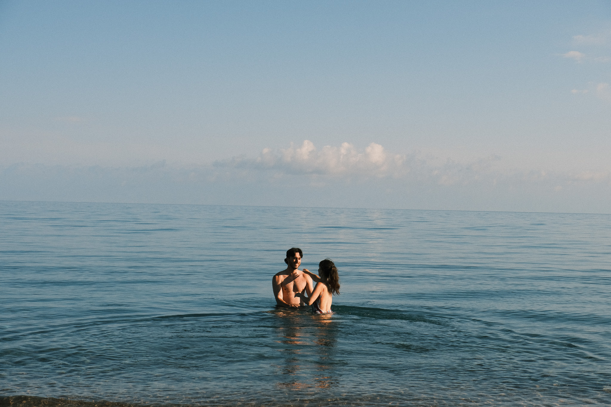 Een koppel dat ontspant en zwemt in het rustige water van het Issyk-Kul meer in Kirgizië.