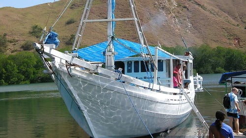 boat_at_loh_buaya_2_1280x720_for_navi_web