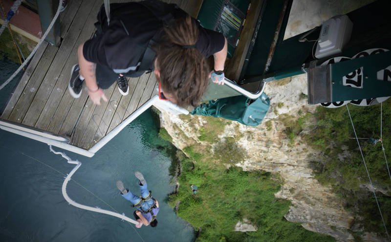 Bungeejumping aan Lake Taupo in Waikato, Nieuw-Zeeland