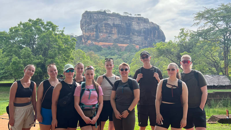 Image of a group of travellers in front of Sigiriya rock fortress in Sri Lanka - KILROY