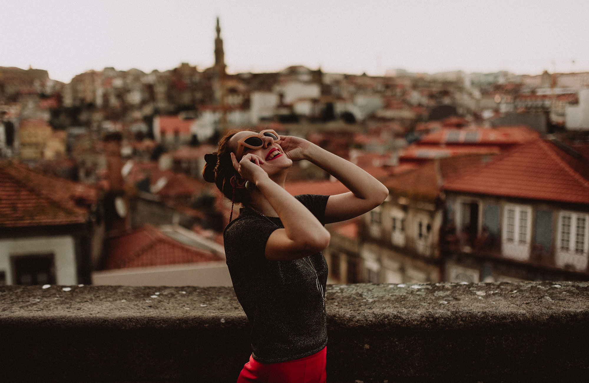 Meisje staat voor stadsaanzicht van Porto