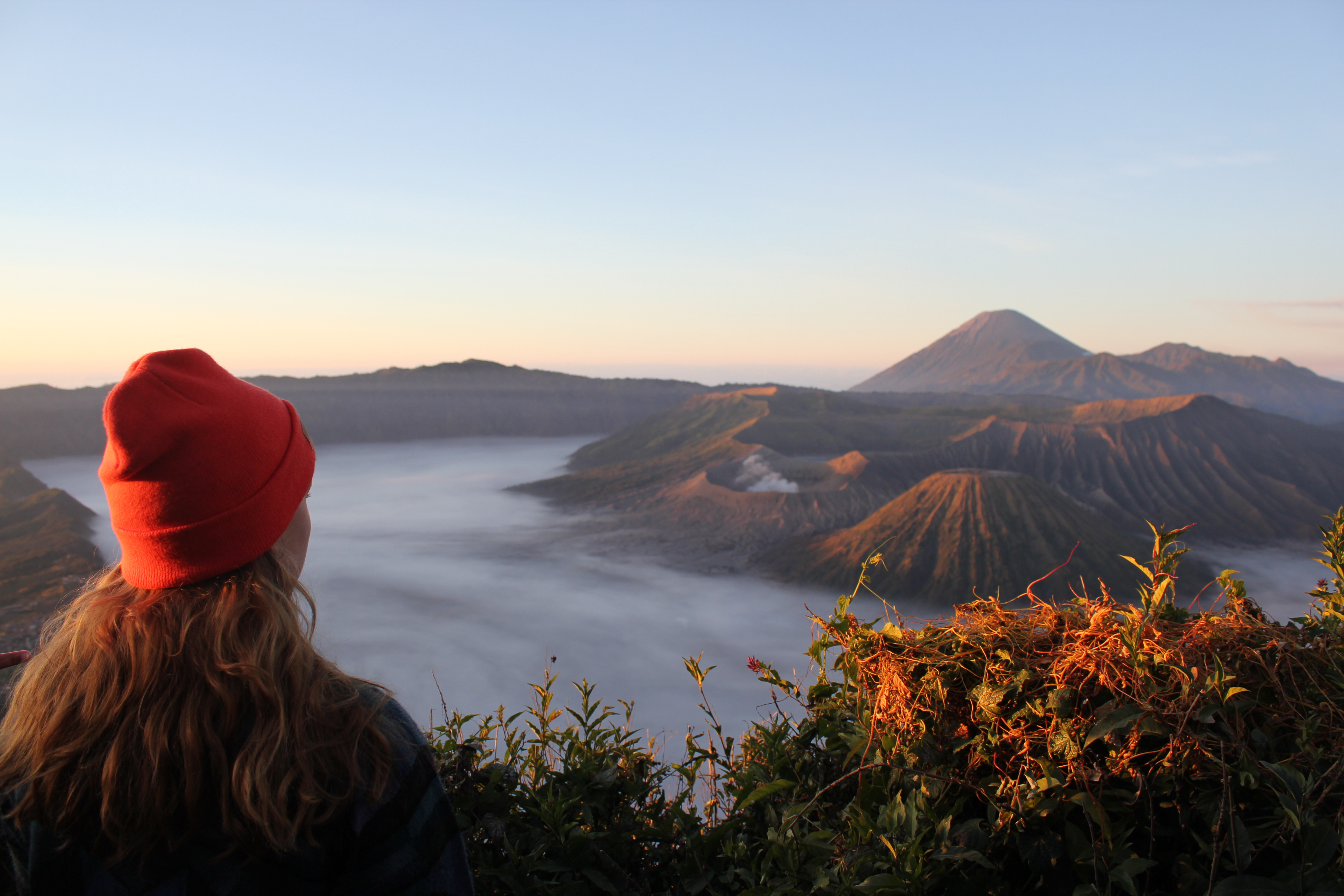 Meisje met oranje muts op uitkijkpunt