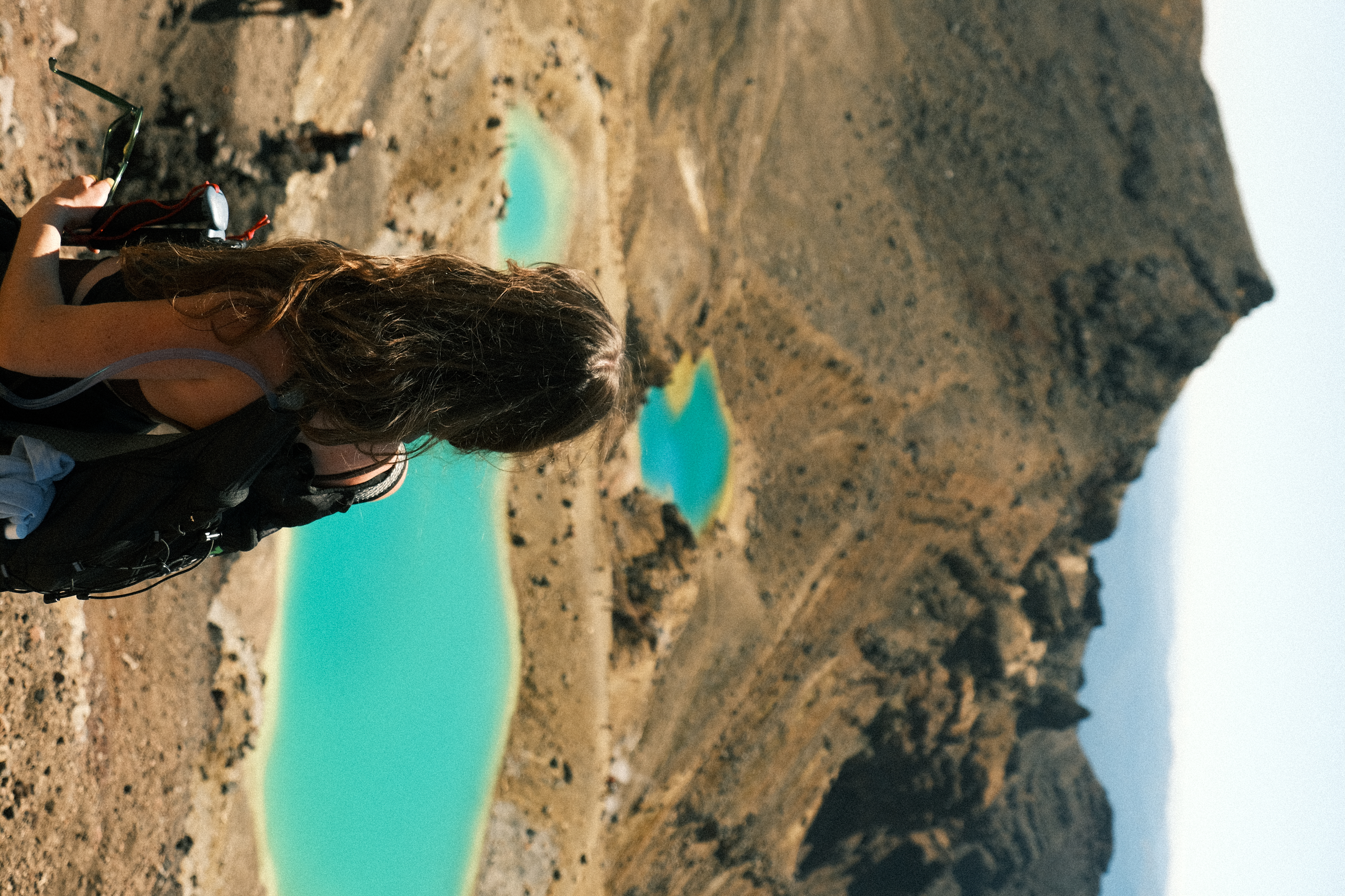 Wandelaar kijkt uit over de Emerald Lakes tijdens de Tongariro Alpine Crossing in Nieuw-Zeeland.