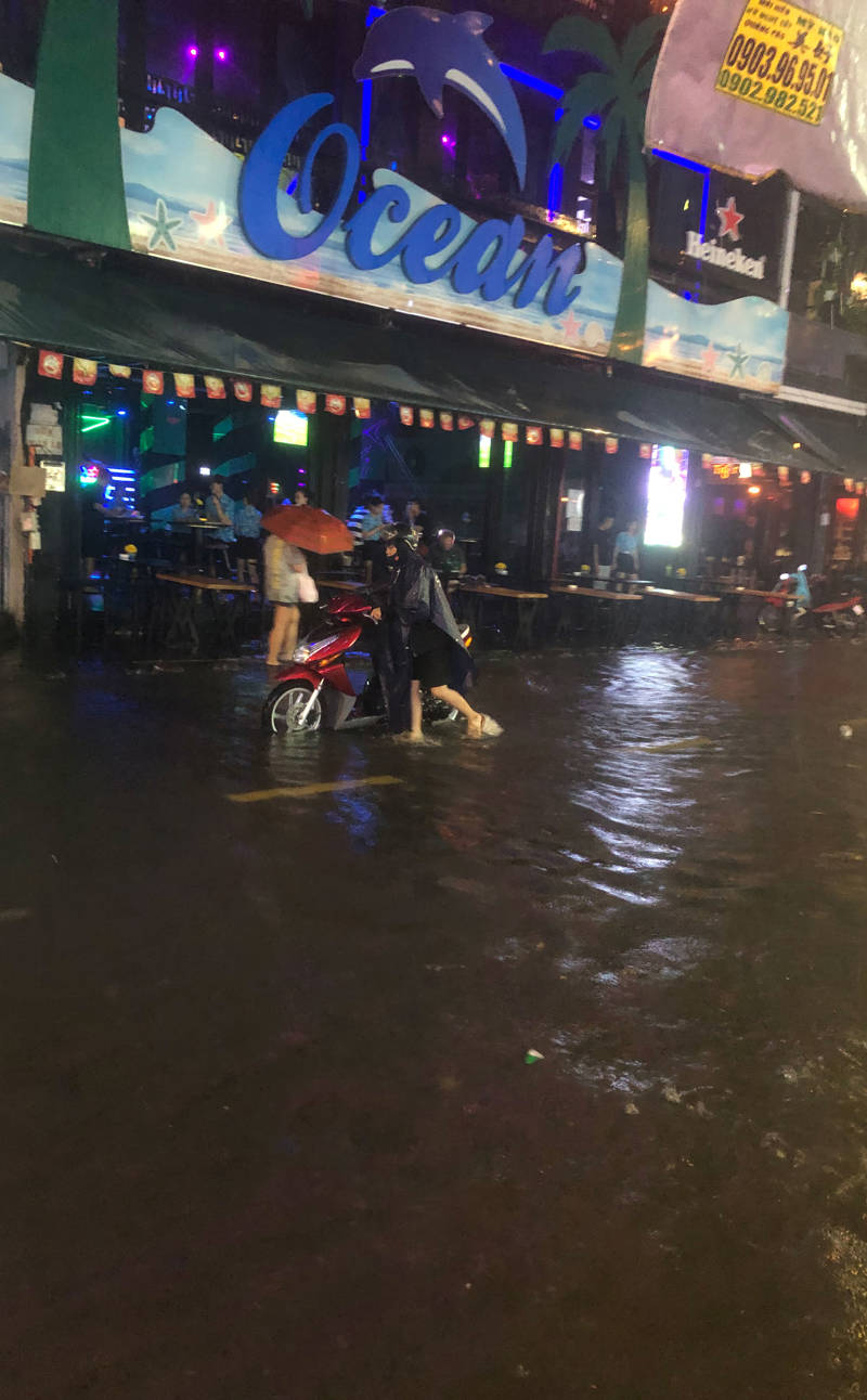 Reisspecialist Danique van KILROY Nederland toont hoe erg de straten in Ho Chi Minh overstroomd waren