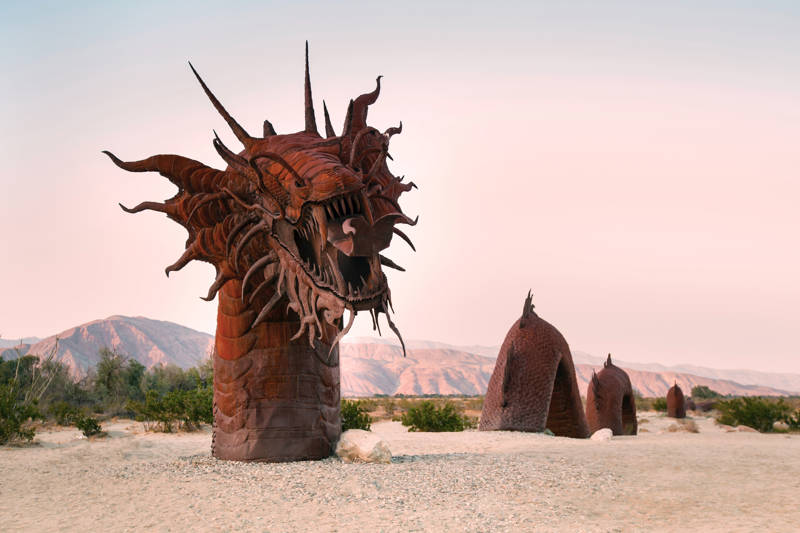 Metalen sculptuur in de woestijn van Anza Boreggo National Park