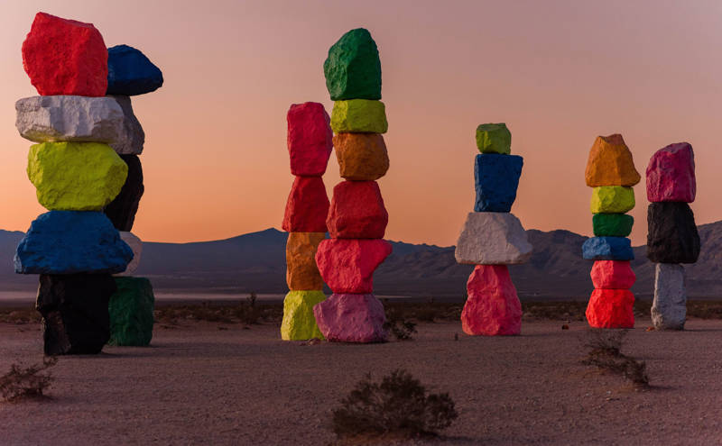 Het kunstwerk Seven Magic Mountains in de woestijn in Nevada, USA