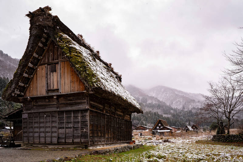 Een oud huis in de Japanse Alpen tussen de natuur